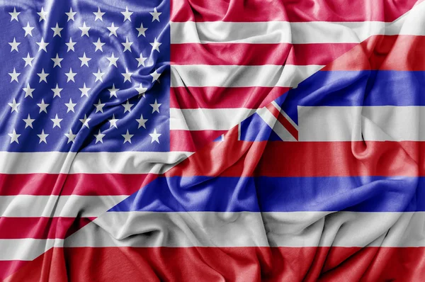 Zerzauste schwenken vereinigte staaten von amerika und hawaii-flagge — Stockfoto