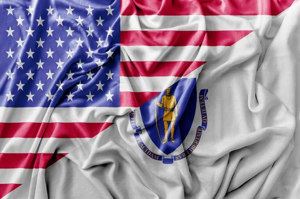Ruffled agitant le drapeau des États-Unis d'Amérique et du Massachusetts — Photo