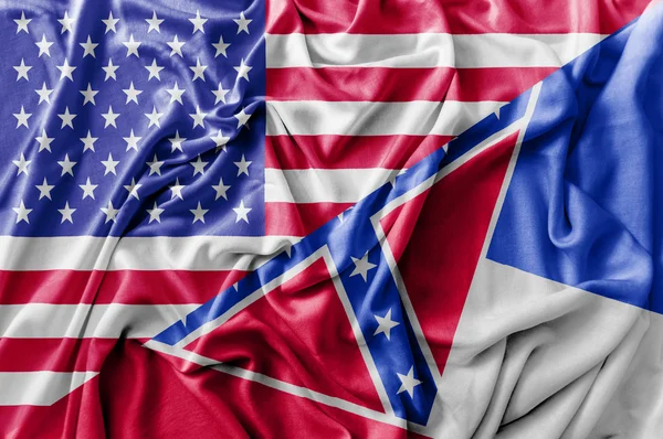 Αναστατωμένα κυματίζει σημαία Ηνωμένες Πολιτείες της Αμερικής και το Μισισίπι — Φωτογραφία Αρχείου