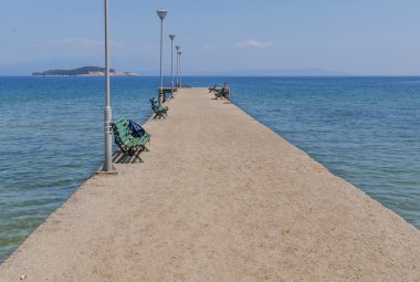 Mavi deniz arka plan beton rıhtım