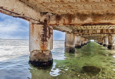 İskelenin altındaki beton sütun