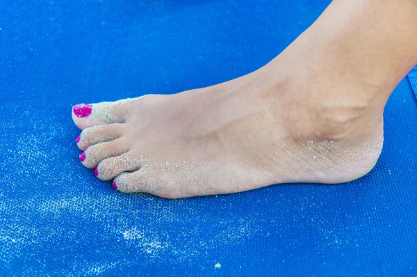 Menina pés arenosos em sunbed perto — Fotografia de Stock