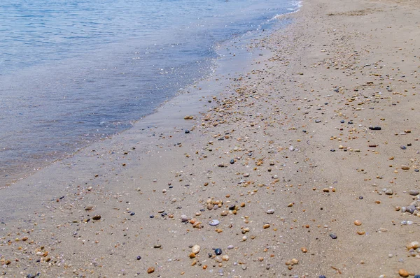 石と海の海岸と砂浜のビーチ — ストック写真