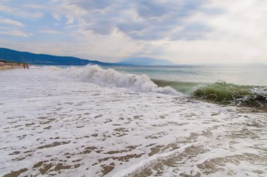 Dalga deniz plaj ve gökyüzü arka plan üzerinde