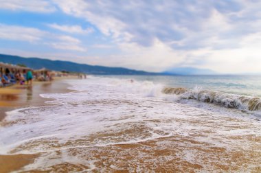 Dalga deniz plaj ve gökyüzü arka plan üzerinde