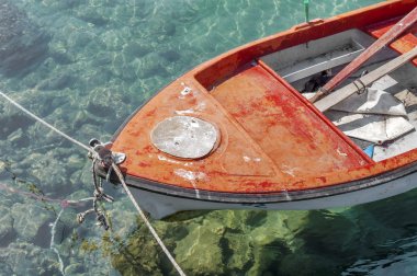 Eski kırmızı kırmızı tekne balıkçılık dock cihazına bağlı