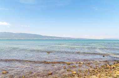 Deniz kıyısında taş dalga arka plan