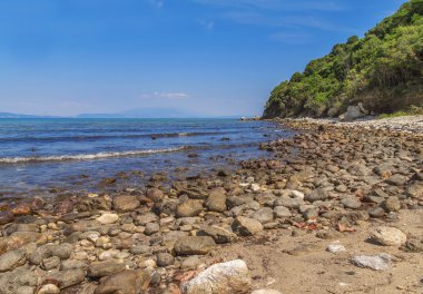 Deniz kıyısında taş dalga arka plan