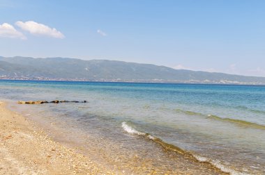 Deniz kıyısında taş dalga arka plan