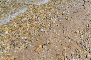 Taş plaj ve deniz arka plan desteklemek