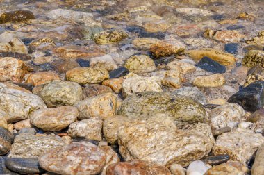 Taşlı deniz kıyısında deniz arka plan