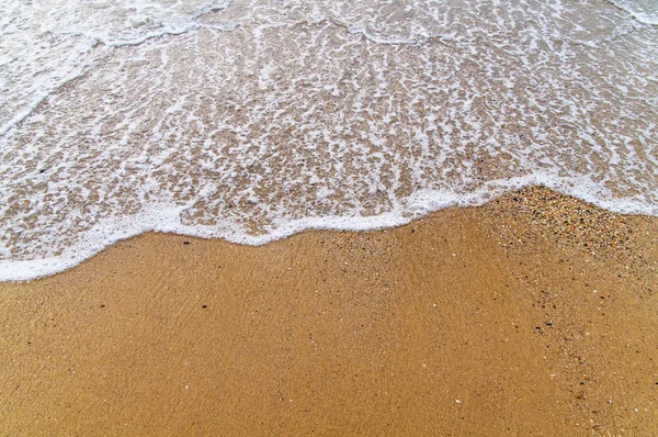 ビーチの背景に海の泡波を閉じる — ストック写真