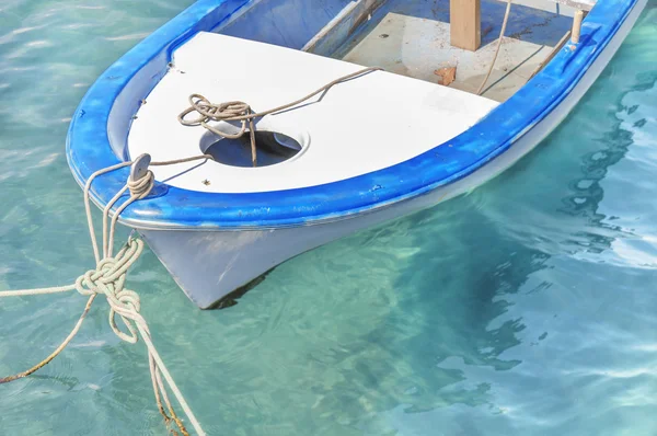 Vieux bateau rouge de pêche en bois attaché sur le quai — Photo