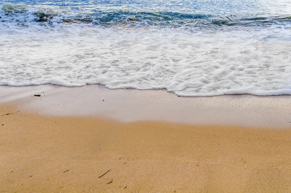 砂浜と海の波 — ストック写真