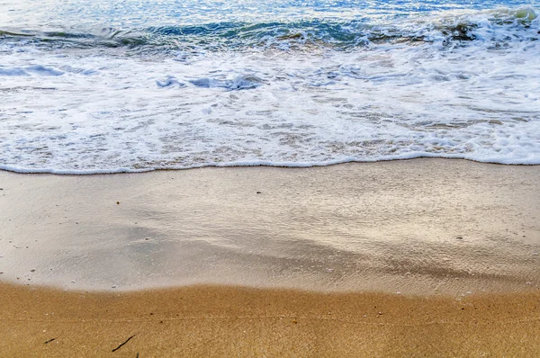 Ola de mar con orilla arenosa — Foto de Stock