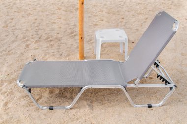 Şezlong yakın plaj arka plan üzerinde