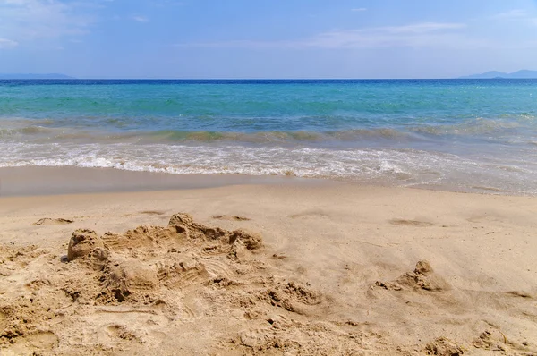 Praia com onda de mar perto — Fotografia de Stock