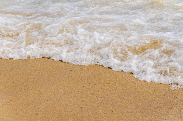 ビーチの背景に海の泡波を閉じる — ストック写真