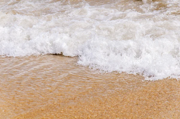 Пена волна на море рядом с пляжным фоном — стоковое фото