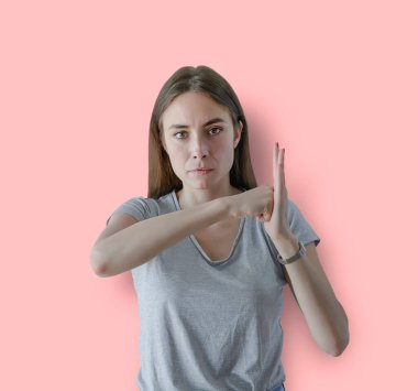 Sert kadın yumruğunu yumrukluyor, üzgün kız dövüşmeye hazır. 