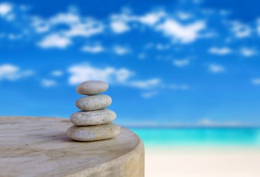 Dengeli birkaç Zen taşlar üzerinde bulanık güzel plaj arka plan