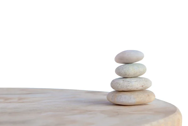 Beyaz arka plan üzerinde izole birkaç Zen taşları dengeli