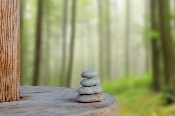 Zrównoważone kilka kamieni Zen na piękne tło zamazane pole — Zdjęcie stockowe