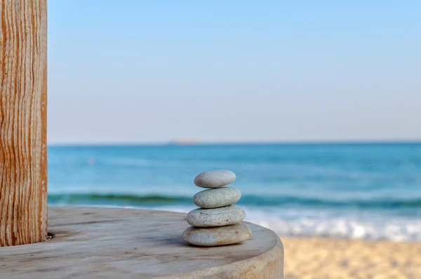 Bilanciato diverse pietre zen su sfocato bello lo sfondo della spiaggia — Foto Stock