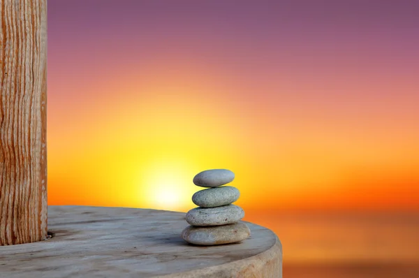 Dengeli birkaç Zen taşlar üzerinde bulanık güzel plaj arka plan