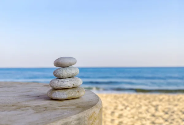 Bilanciato diverse pietre zen su sfocato bello lo sfondo della spiaggia — Foto Stock