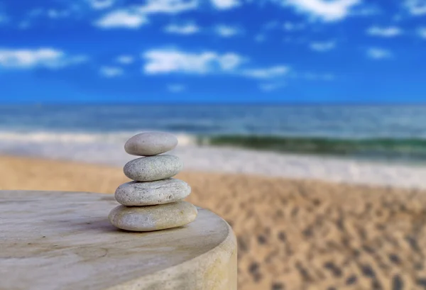 Bilanciato diverse pietre zen su sfocato bello lo sfondo della spiaggia — Foto Stock
