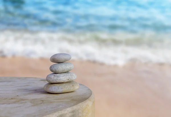Balanserad flera Zen stenar på suddig vackra stranden bakgrunden — Stockfoto