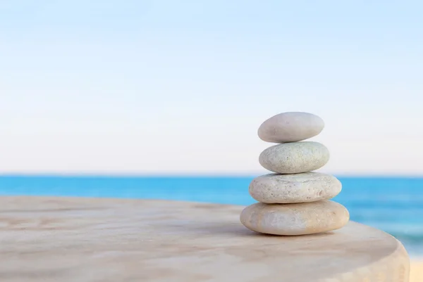 Evenwichtige verschillende Zen stenen op mooie vervaagd de achtergrond strand — Stockfoto