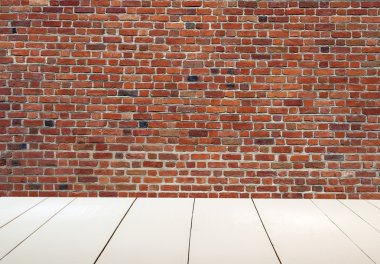 İçinde beyaz ahşap zemin ile aşınmış dokulu kırmızı tuğla duvar