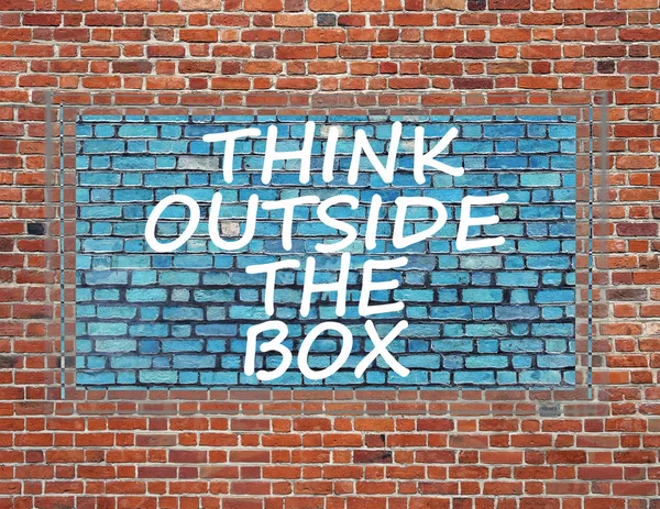 상자 좋은 기발한 아이디어 새로운 혁신 밖에 생각 벽돌 벽에 서명 — 스톡 사진