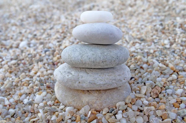 Stack di pietre zen su sfondo spiaggia — Foto Stock