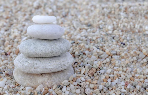 Stack av zen stenar på stranden — Stockfoto