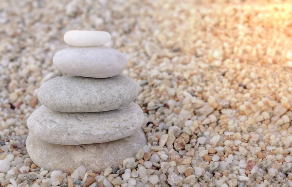 Stack av zen stenar på stranden med brinnande solen — Stockfoto