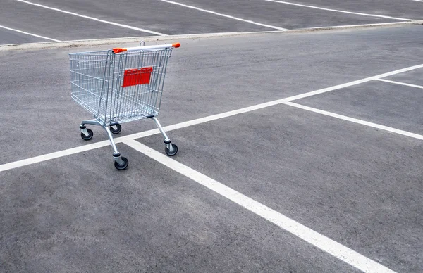 Carrinhos de compras vazios em um estacionamento vazio — Fotografia de Stock