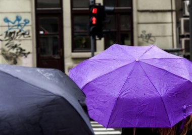 Şemsiye yağmurlu gün karşıdan karşıya bekleyen kadınla