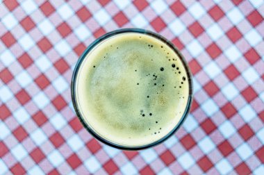 Bira cam üzerinde kırmızı ve beyaz vintage masa örtüsü arka plan - Vintage etkisi tarzı resimler