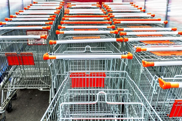 Beaucoup de chariots vides pour faire du shopping au marché — Photo