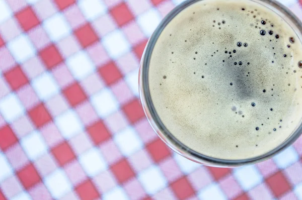 Öl glas på röda och vita vintage bordsduk bakgrund - öl stil bilder — Stockfoto
