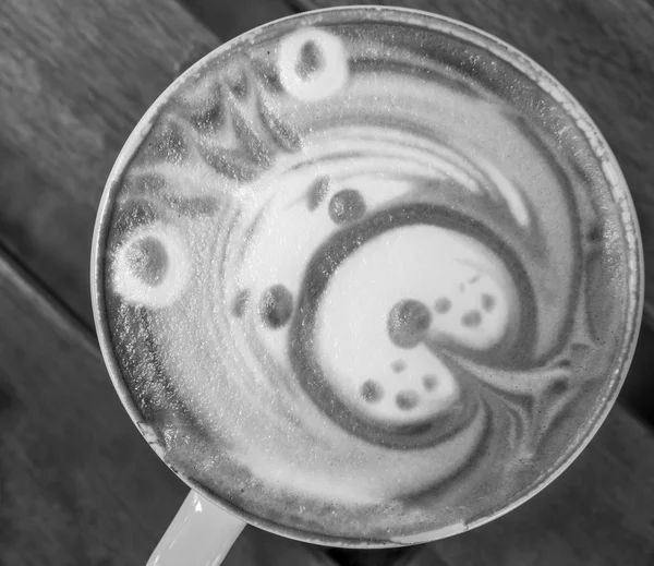 Czarno-białe pod koniec sztuki wykonane w kawiarni, beautifull szczęśliwy Miś na stole — Zdjęcie stockowe