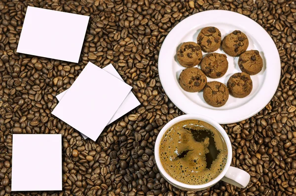 Fundo de grão de café com xícara de café quente fresco e croissant com muito espaço para texto na mesa da cozinha — Fotografia de Stock