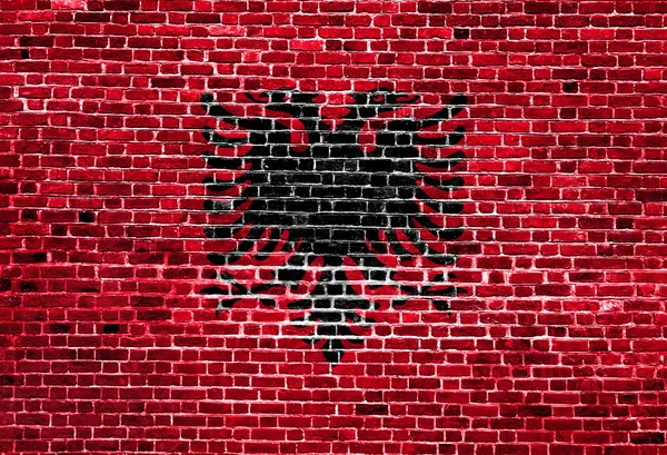 Bandera de Albania pintada sobre pared de ladrillo, textura de fondo — Foto de Stock