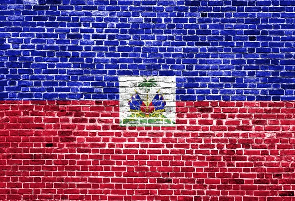 Bandeira do Haiti pintada na parede de tijolo, textura de fundo — Fotografia de Stock