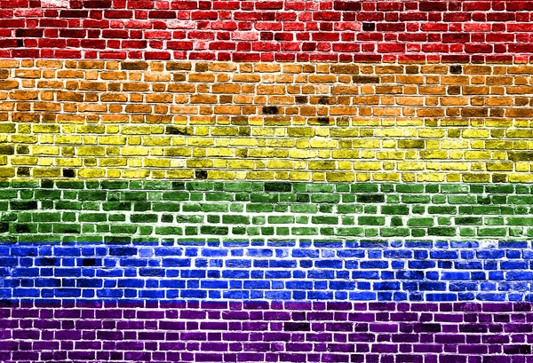 Flaga ruchu LGBT malowana na ceglanej ścianie — Zdjęcie stockowe