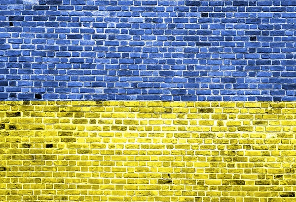 Bandeira da Ucrânia pintada na parede de tijolo, textura de fundo — Fotografia de Stock