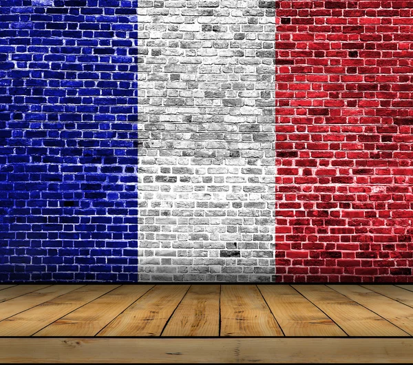 Drapeau de France peint sur un mur de briques avec plancher en bois — Photo